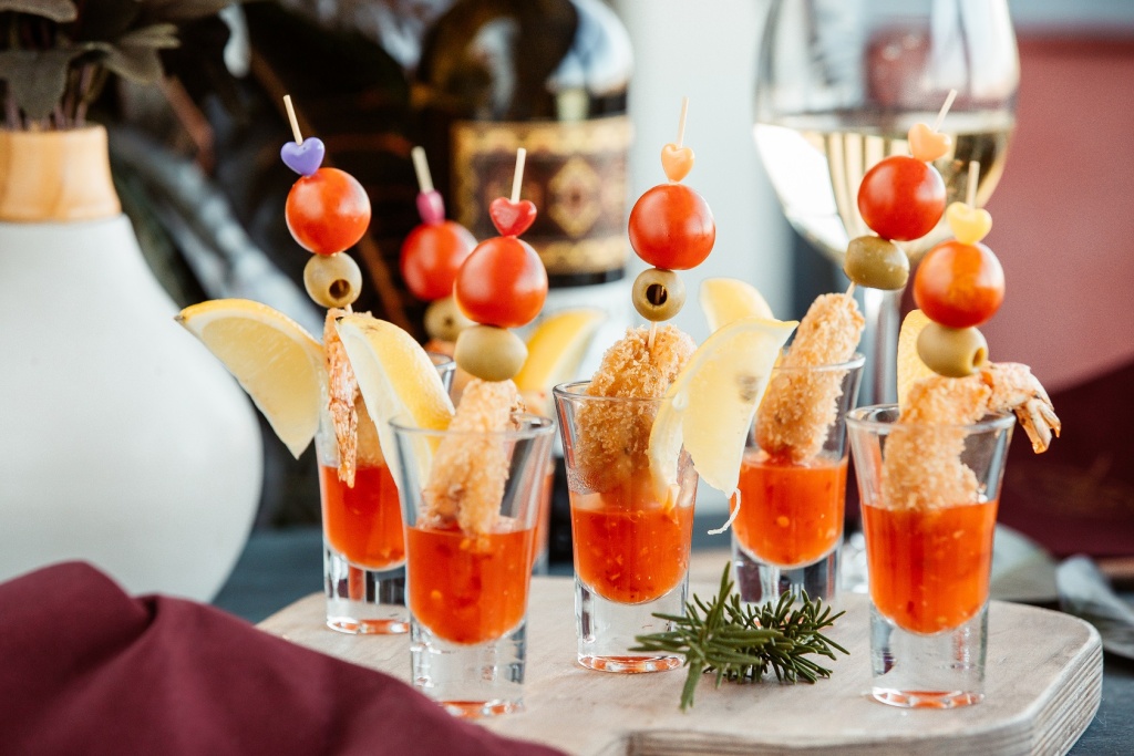 crispy-fried-shrimps-served-in-shot-glasses-with-sweet-chili-sauce-and-lemon.jpg